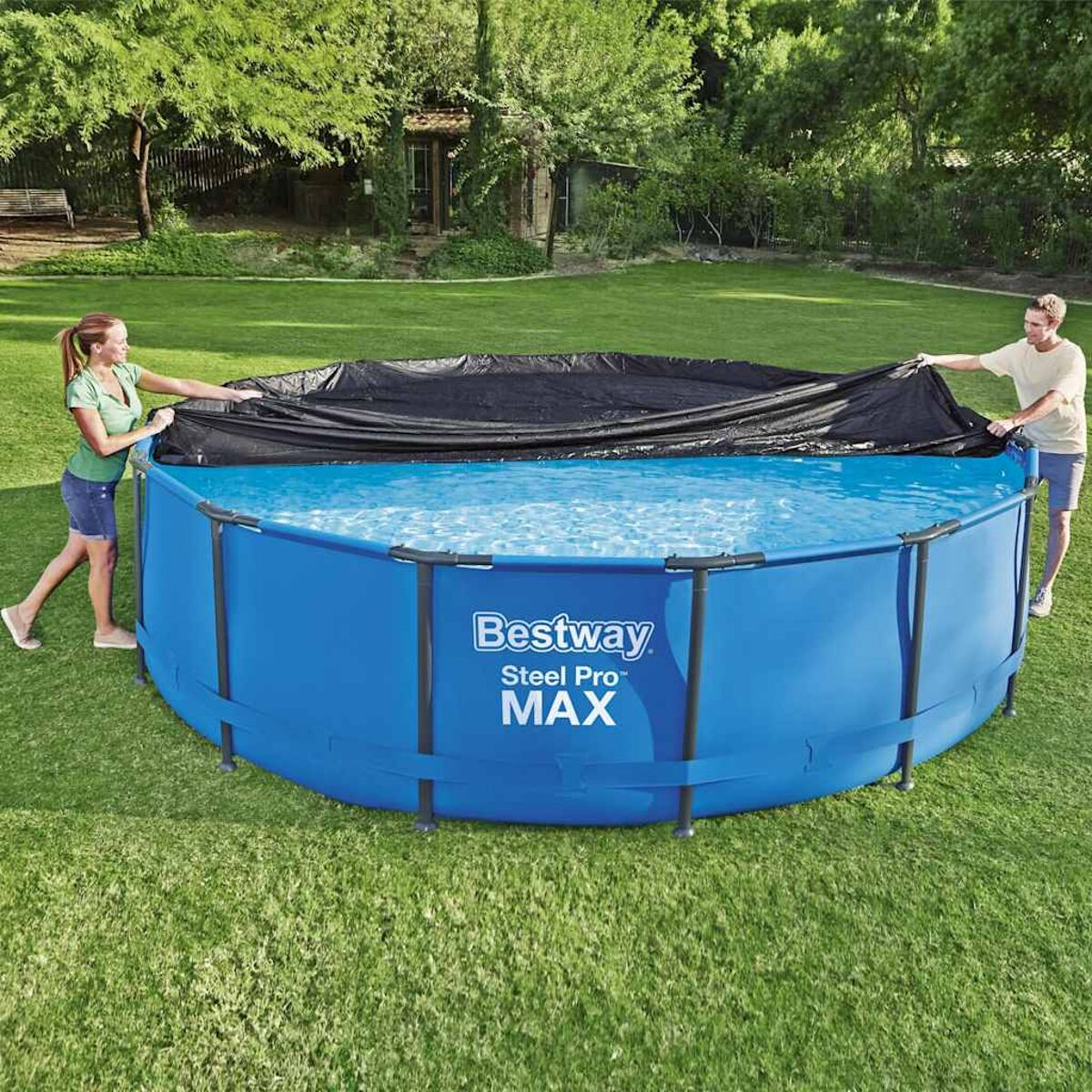 Zwei Personen bedecken einen blauen Pool mit schwarzer Abdeckung.