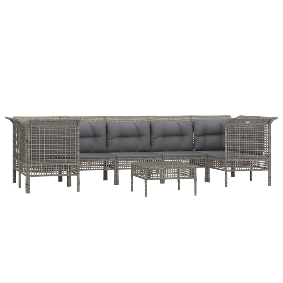 Ein graues Outdoor-Sofa aus Korbgeflecht mit Kissen und ein passender Tisch, alles vor weißem Hintergrund.