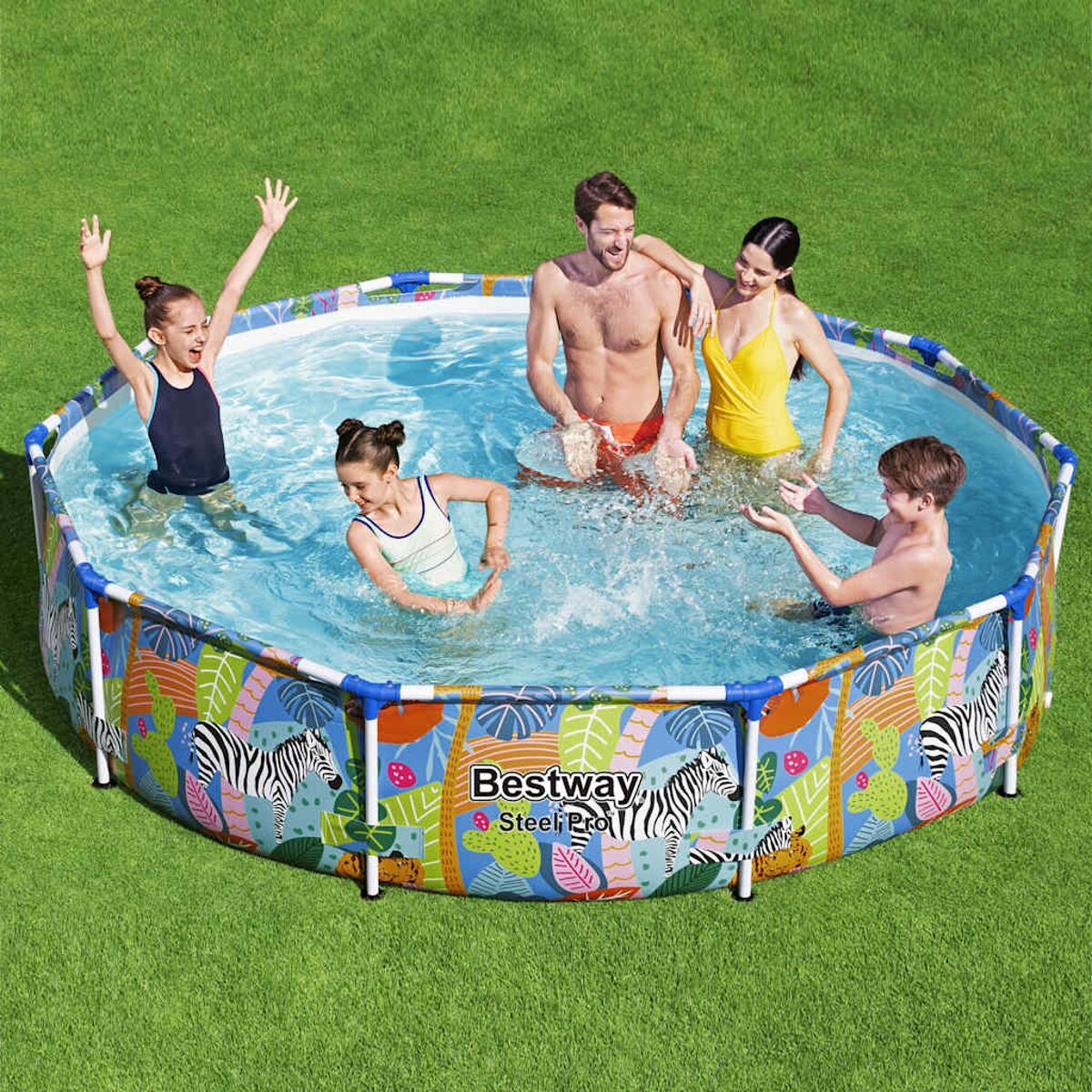 Familie in einem Pool. Vier Personen in einem bunten Pool mit Zebradesign.