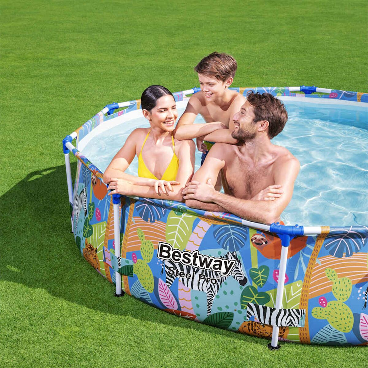 Familie in einem blau gemusterten Pool, lächelnd und posierend im Wasser.