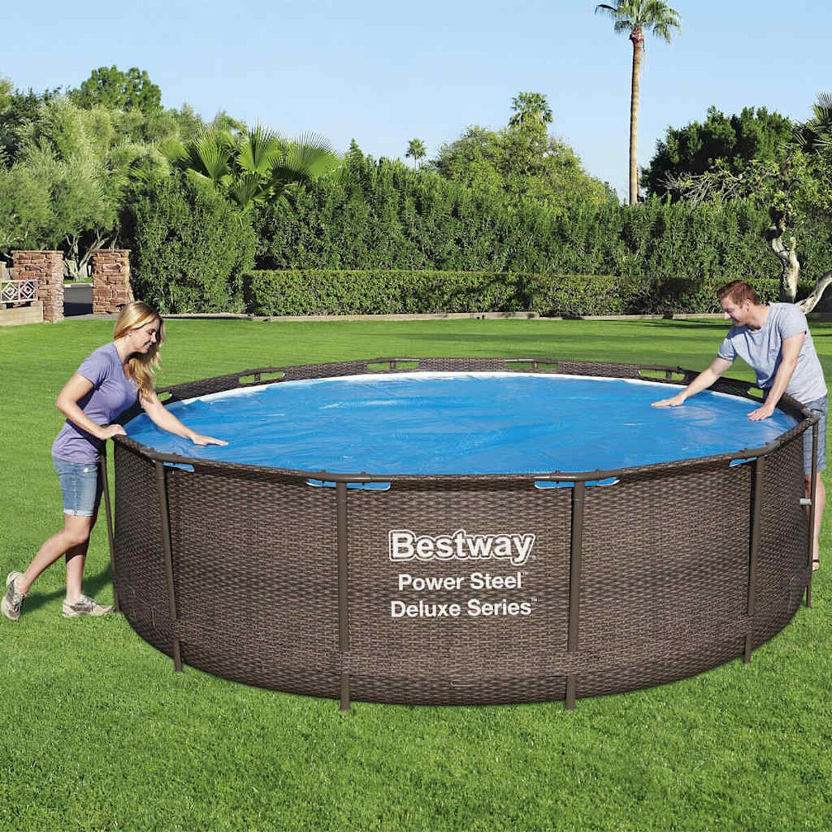 Zwei Personen in der Nähe eines runden Pools in einem grasbewachsenen Garten, mit brauner Weboptik.