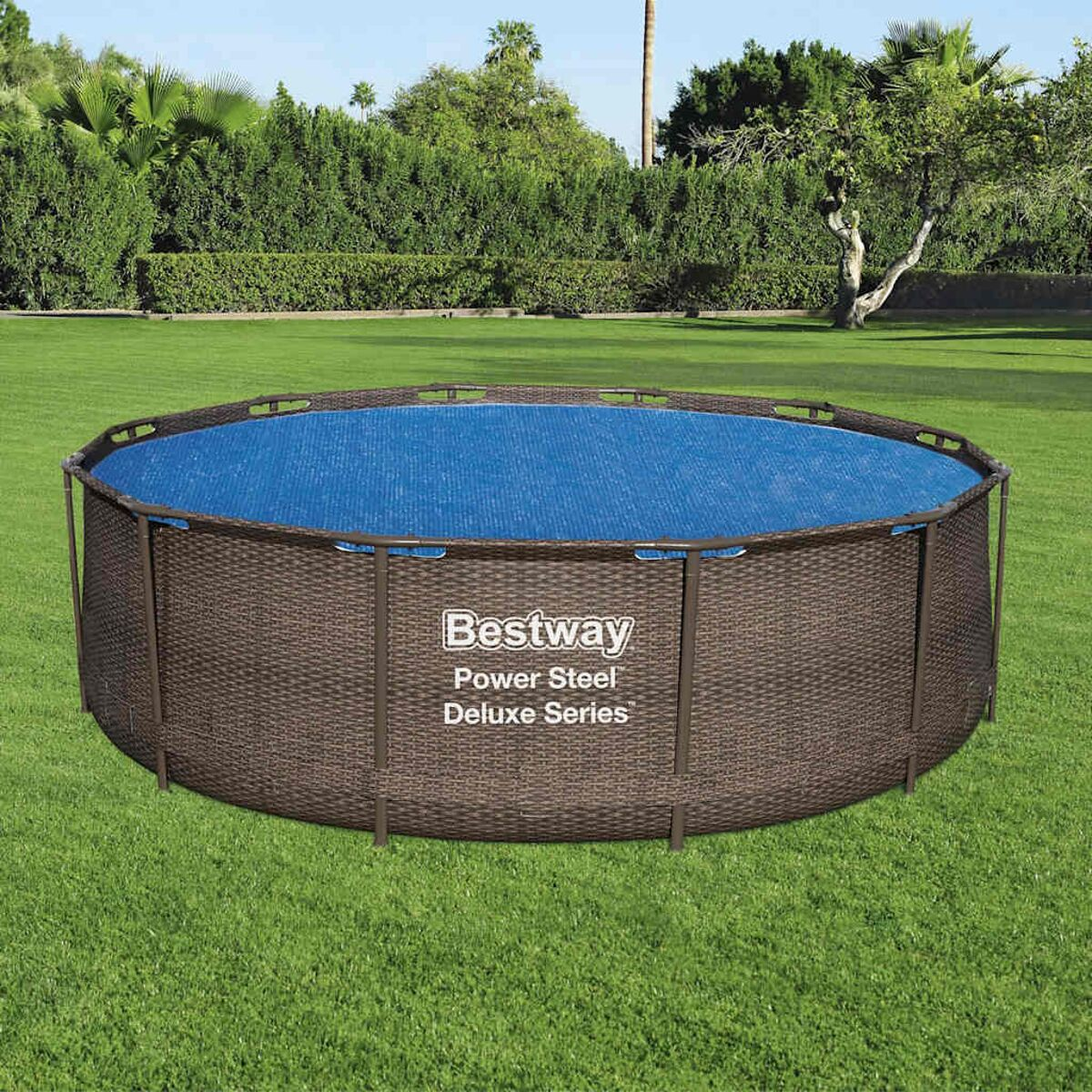 Runder oberirdischer Pool. Er ist braun mit blauer Abdeckung. Der Text "Bestway Power Steel" ist darauf.