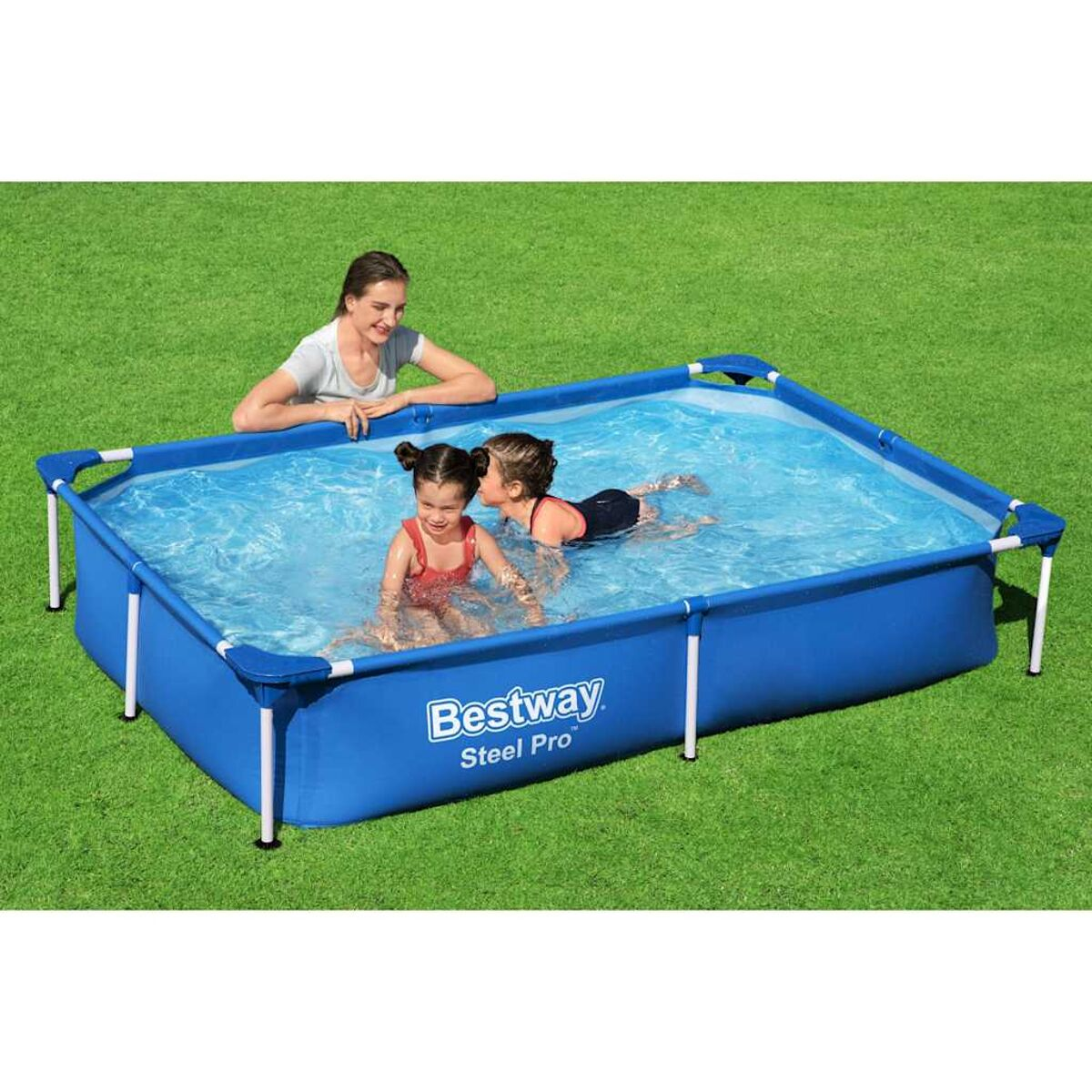 Pool mit drei Personen. Zwei Kinder sind im Wasser. Eine Frau schaut zu. Grüner Hintergrund.