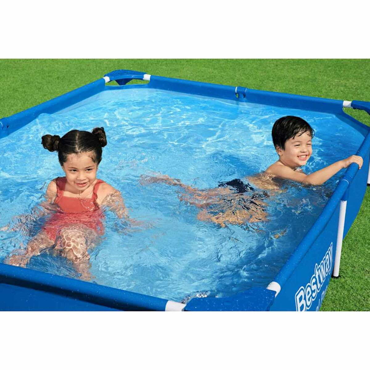 Zwei Kinder spielen in einem blauen Pool. Der Pool hat blaue Seiten und befindet sich im Freien.