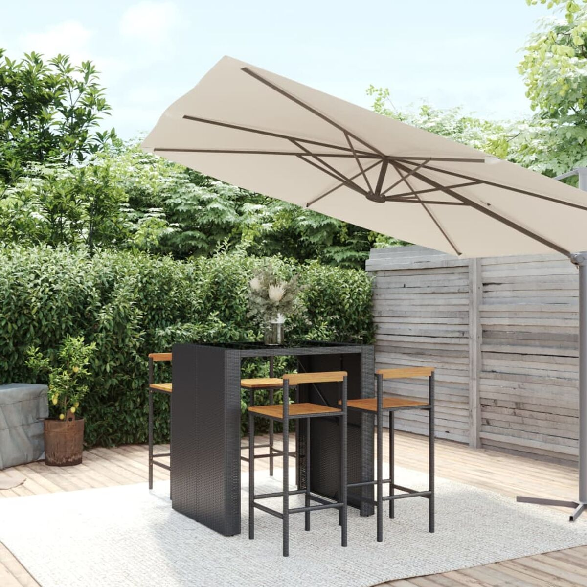 Bartisch mit vier Hockern unter einem Sonnenschirm. Die Szene ist im Freien.