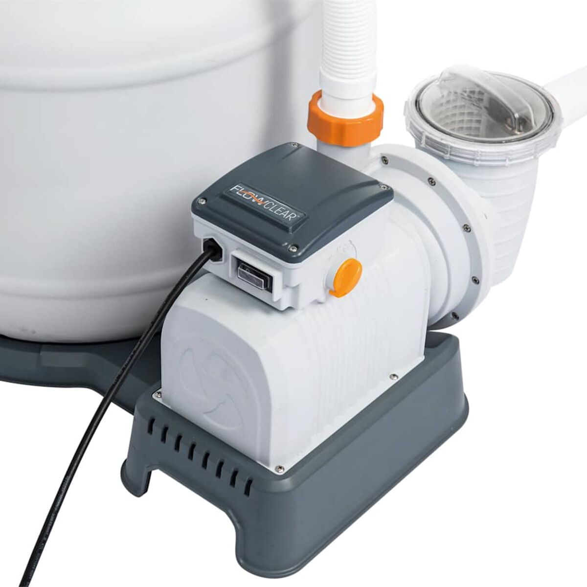 Nahaufnahme der Poolfilterpumpe. Graue und weiße Farben. Elektrische Komponenten und Schläuche sichtbar.