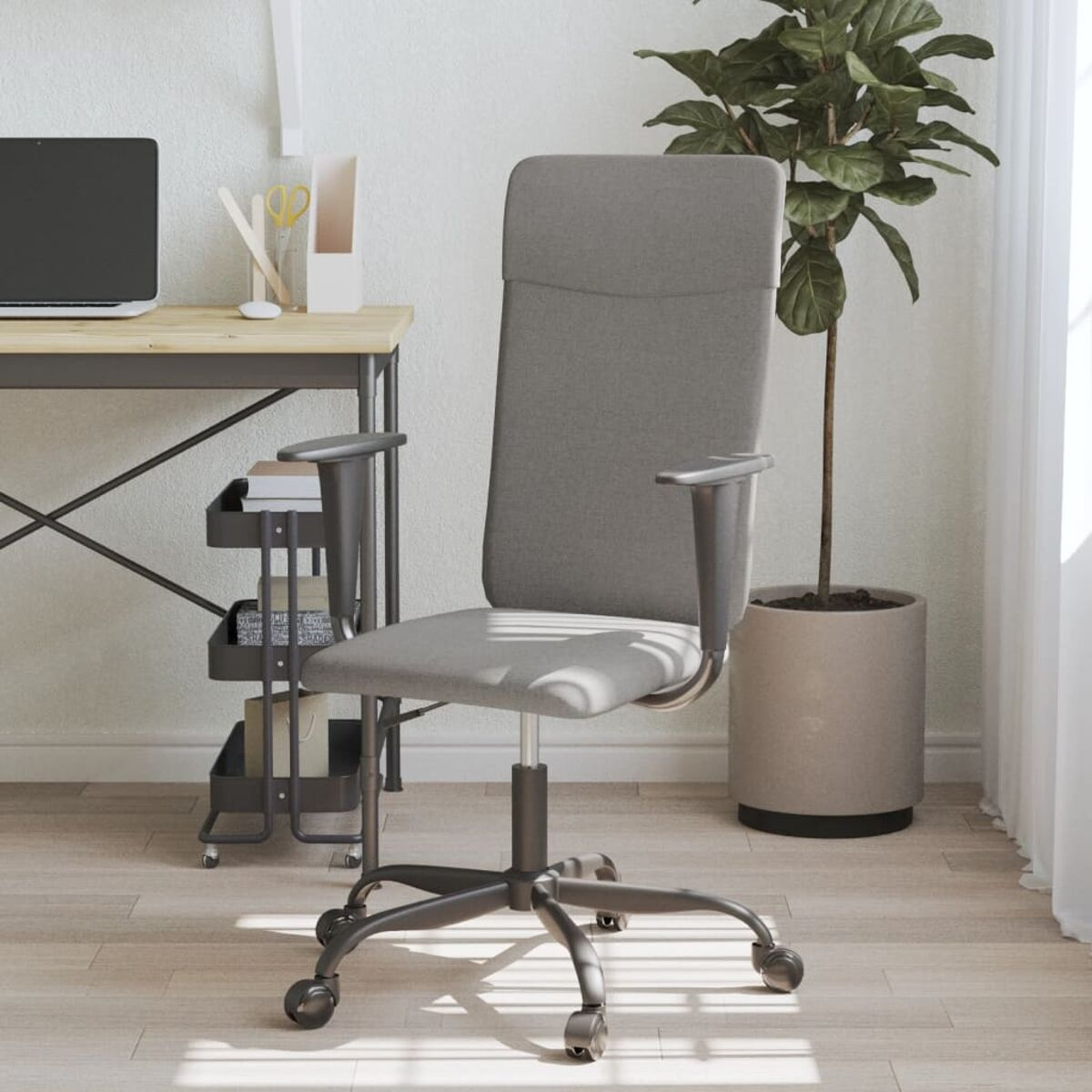 Bürostuhl, grauer Sitz und Rückenlehne, schwarze Armlehnen, Räder. Schreibtisch und Pflanze im Hintergrund.