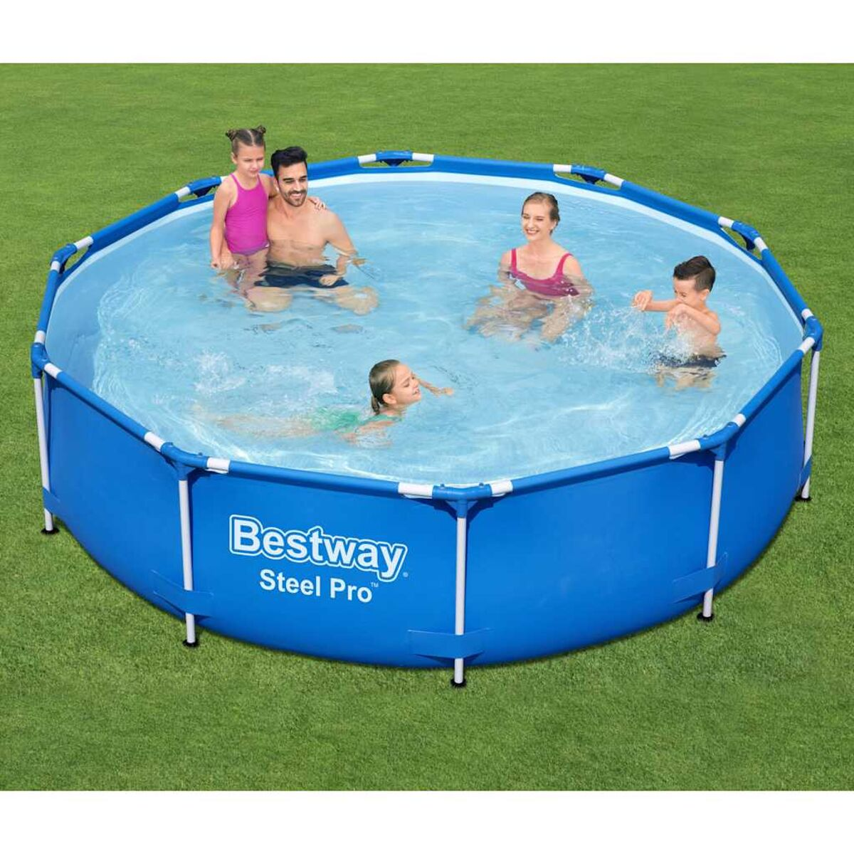 Ein blaues oberirdisches Schwimmbecken mit schwimmenden Personen, in einem Garten.