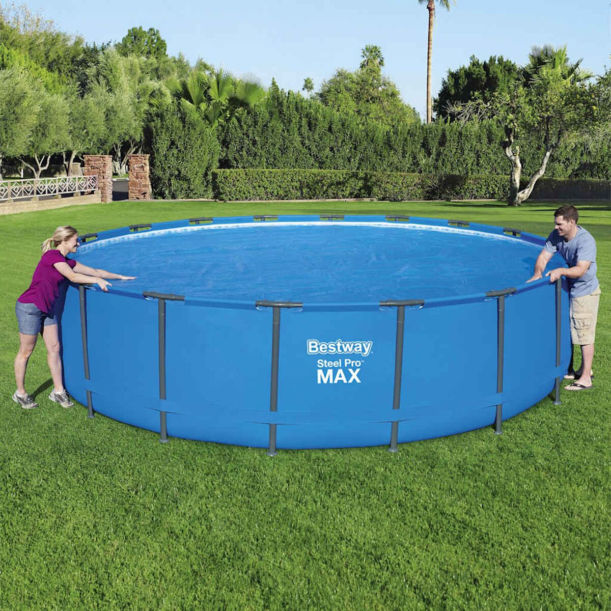 Zwei Personen in der Nähe eines blauen, runden Schwimmbeckens, Bestway Steel Pro MAX.