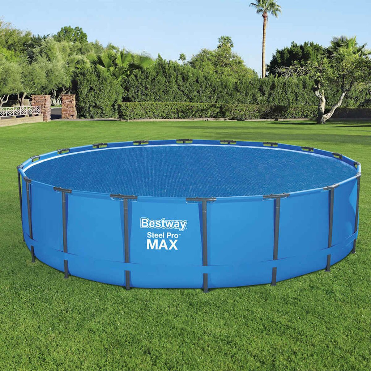 Blaues Bestway Steel Pro Max-Becken auf grünem Gras, mit blauer Abdeckung. Sonniger Tag.