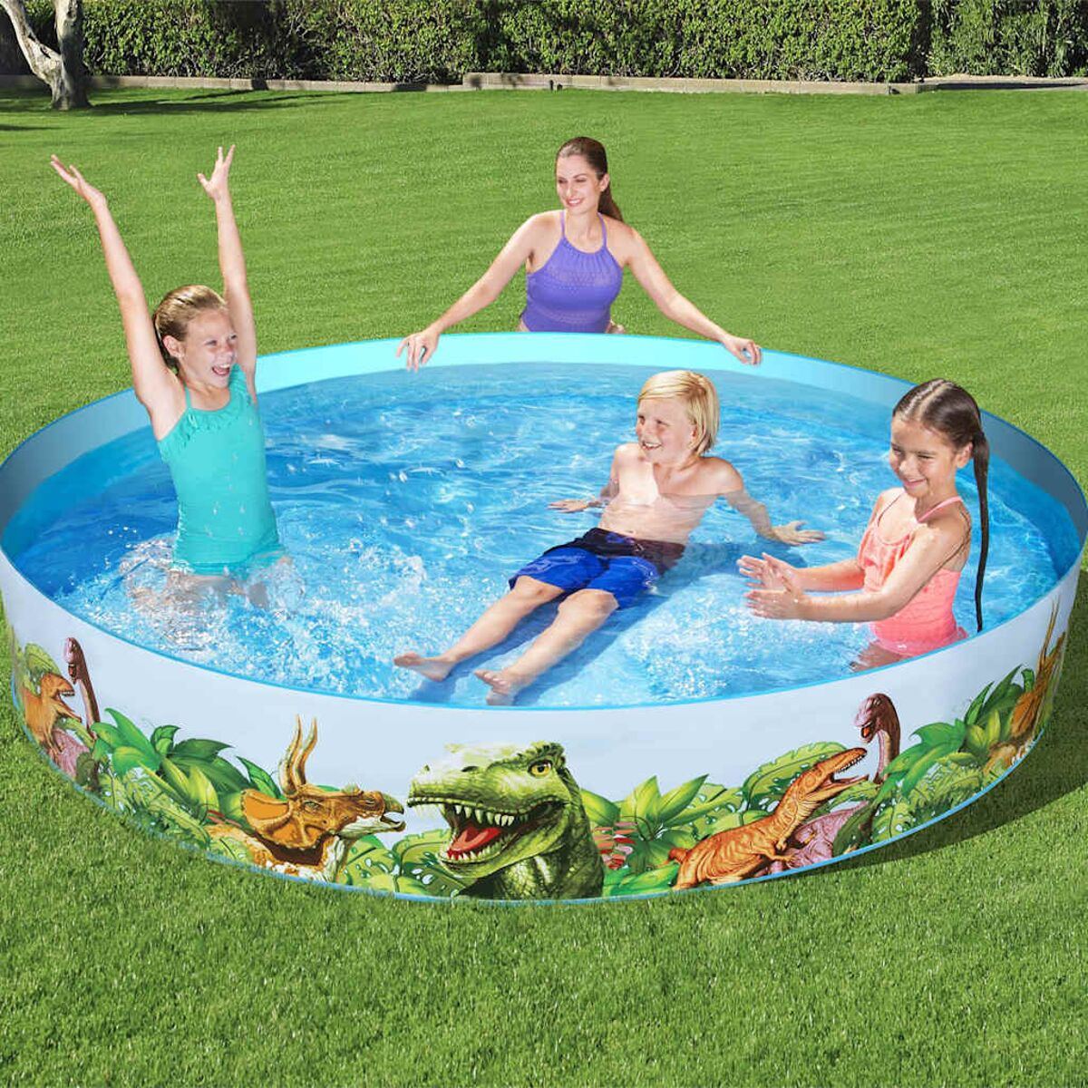 Drei Kinder in einem Pool mit Dinosauriergrafiken. Frau im Hintergrund, die sie beobachtet.