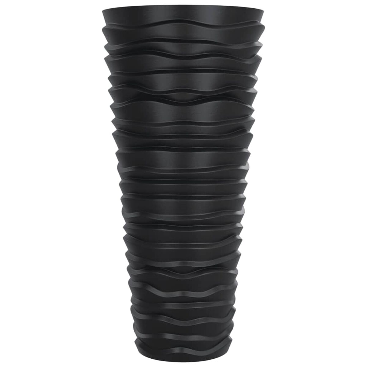 Eine hohe schwarze Vase mit wellenförmigem, geriffeltem Design steht isoliert.