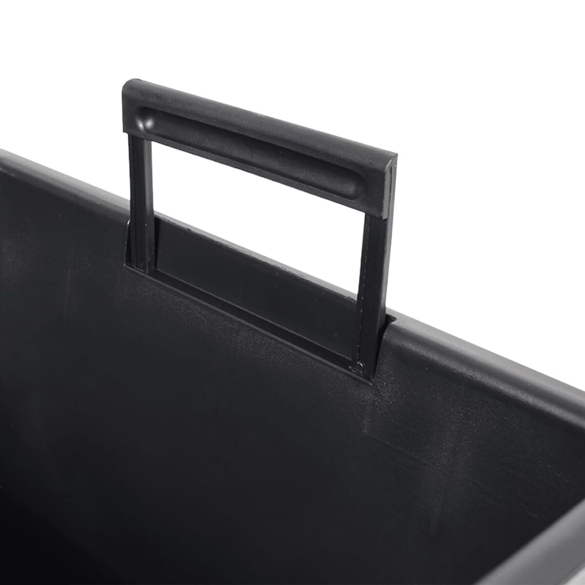 Eine schwarze rechteckige Aufbewahrungsbox mit Griff. Weißer Hintergrund.