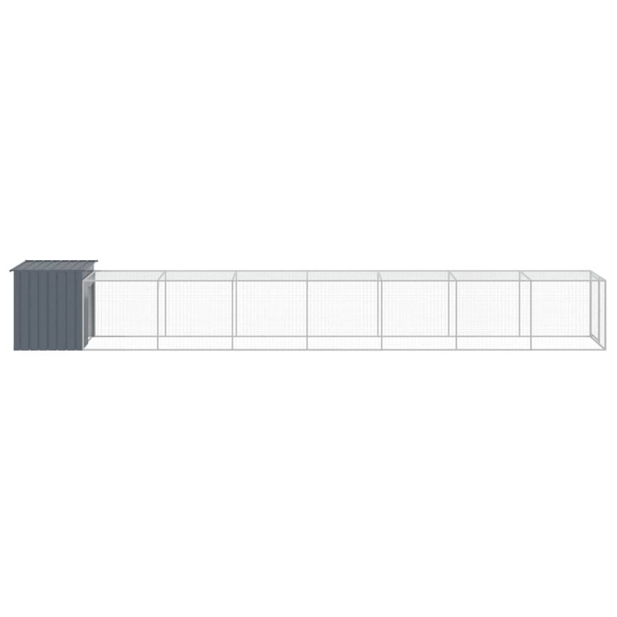 Eine lange, graue Metallkonstruktion, ein Freilauf für Hühner, mit einem Stall links.