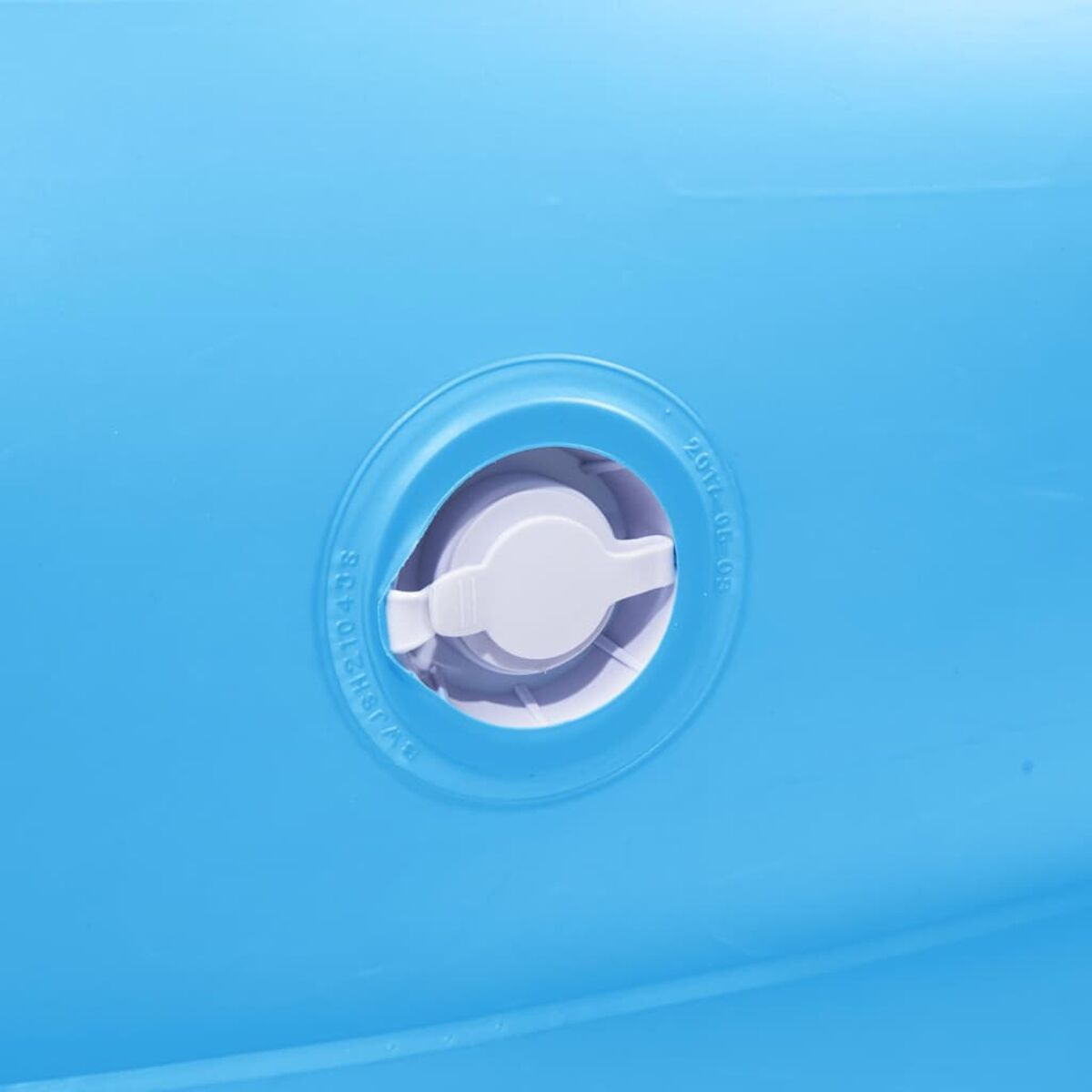 Nahaufnahme der Seite eines blauen Pools, zeigt weißes Ventil. Helles Sonnenlicht.