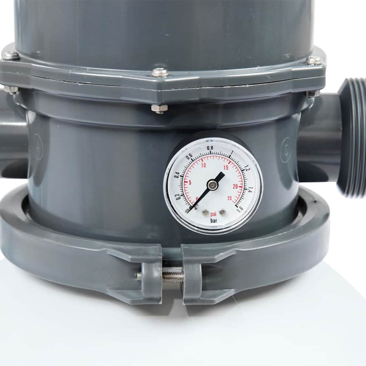 Nahaufnahme eines grauen Poolfilters mit Manometer und verschiedenen Anschlüssen, vor Weiß.