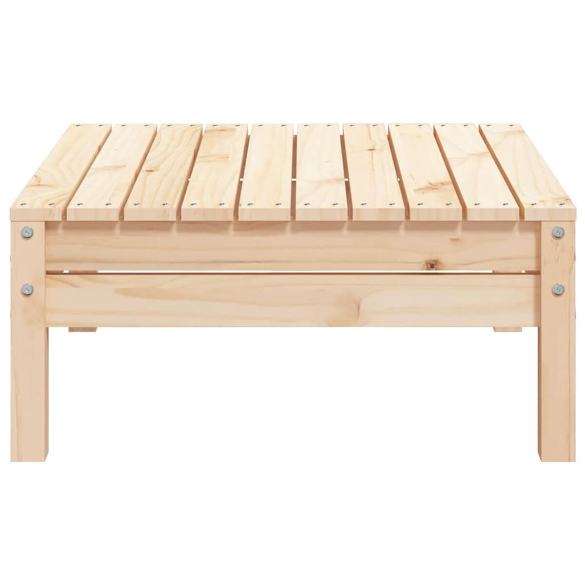 Un tavolino in legno marrone chiaro con piano a doghe e quattro gambe. Sfondo bianco.