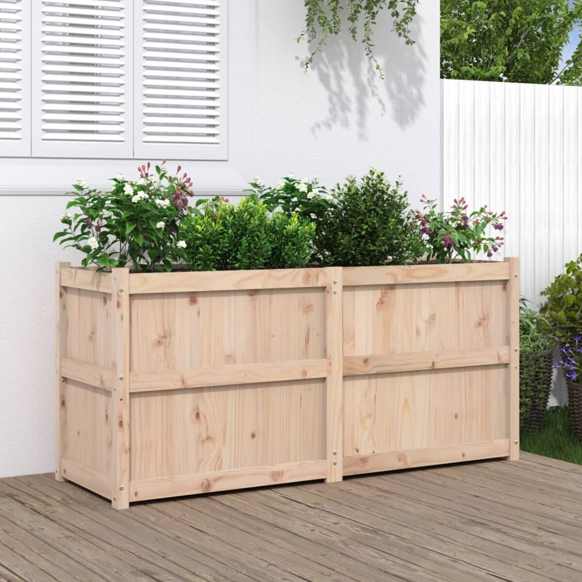Zwei hölzerne Pflanzkästen mit Pflanzen, platziert auf einer Terrasse in der Nähe einer weißen Wand und Fensterläden.
