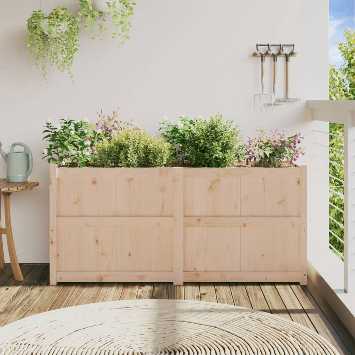 Ein hölzerner Pflanzkasten mit Pflanzen auf einem Holzdeck. Weiße Wand und hängende Pflanzen im Hintergrund.