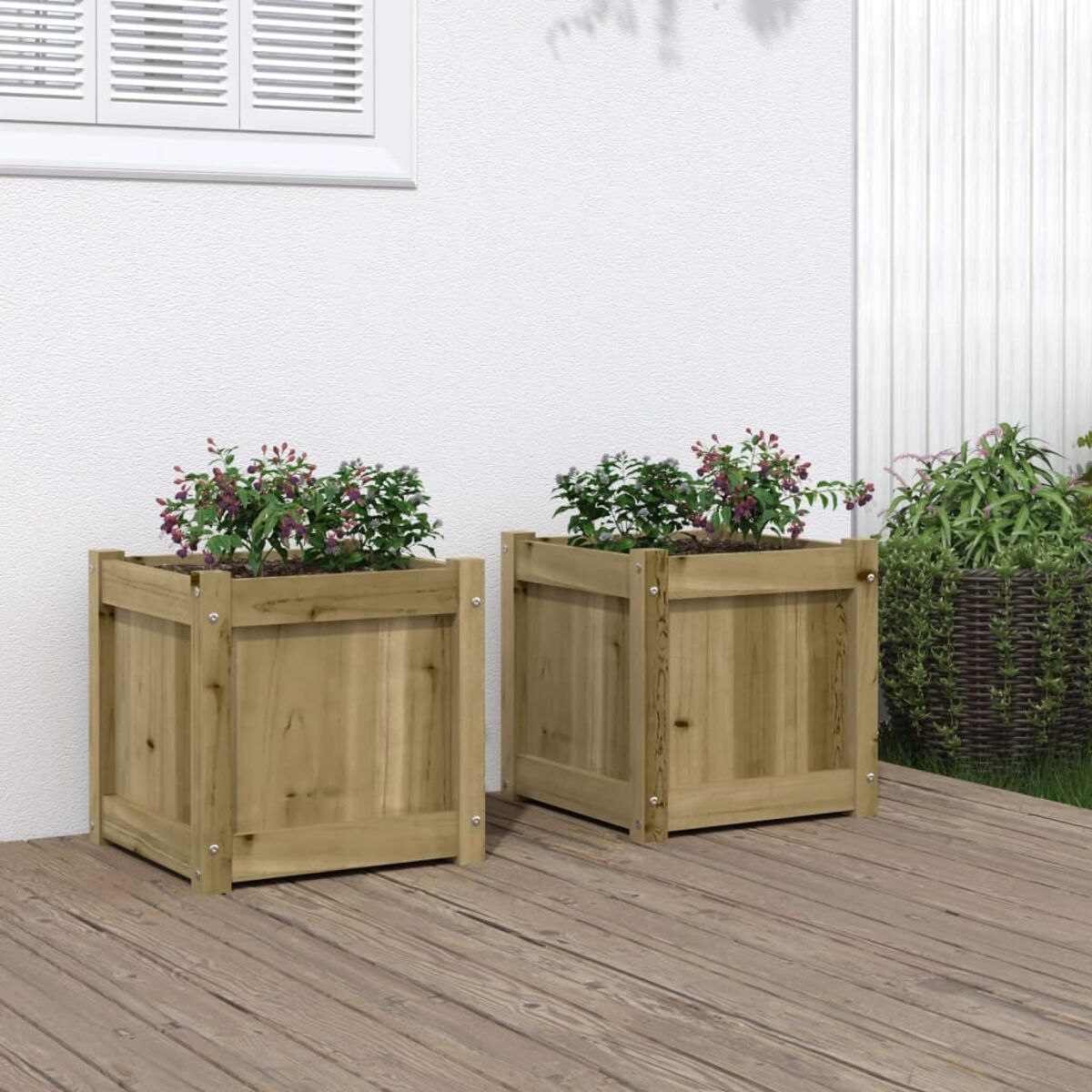 Zwei quadratische Pflanzkästen aus Holz mit Pflanzen. Sie stehen auf einem Holzdeck.