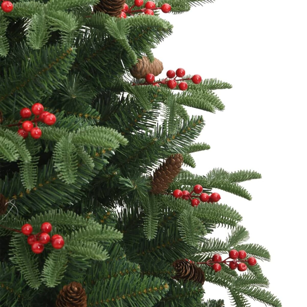 Nahaufnahme eines Weihnachtsbaums mit grünen Nadeln, roten Beeren und braunen Tannenzapfen auf weißem Grund.