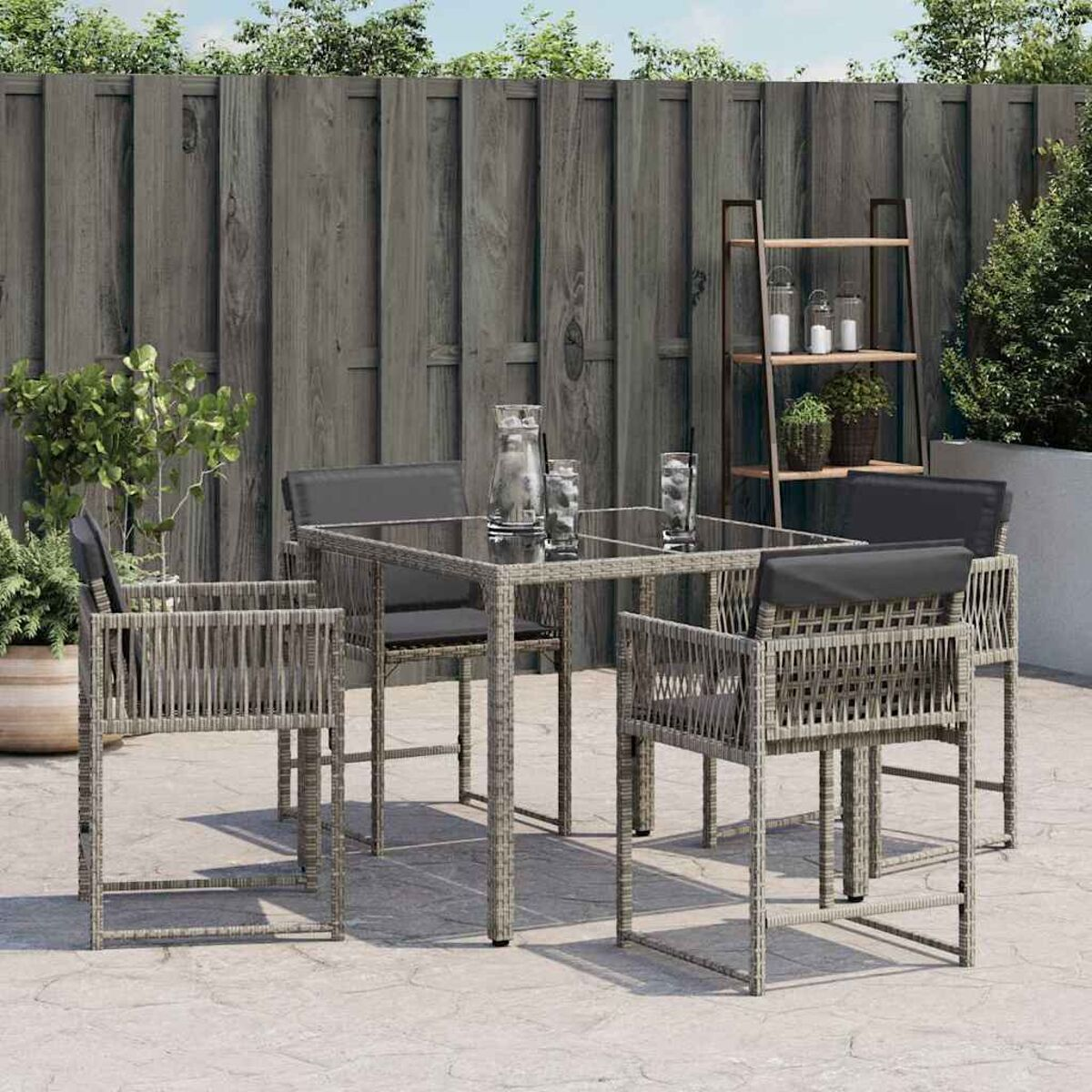 Essgruppe für draußen. Quadratischer Glastisch mit Stühlen. Graue Sitzflächen.