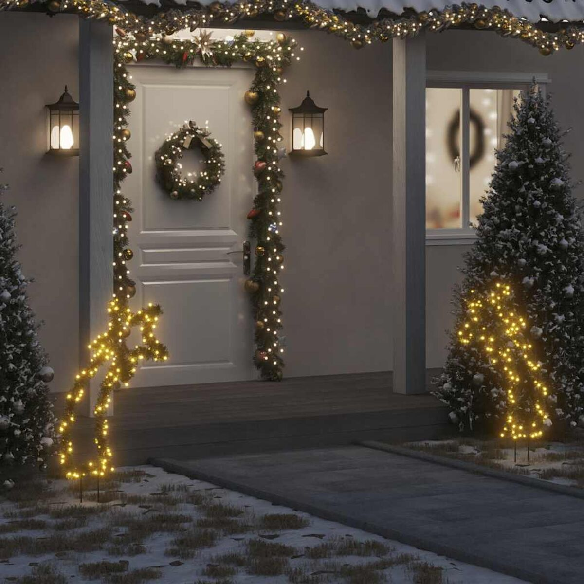 Hauseingang mit Weihnachtsdekoration, Lichtern und einem Kranz an einer weißen Tür.