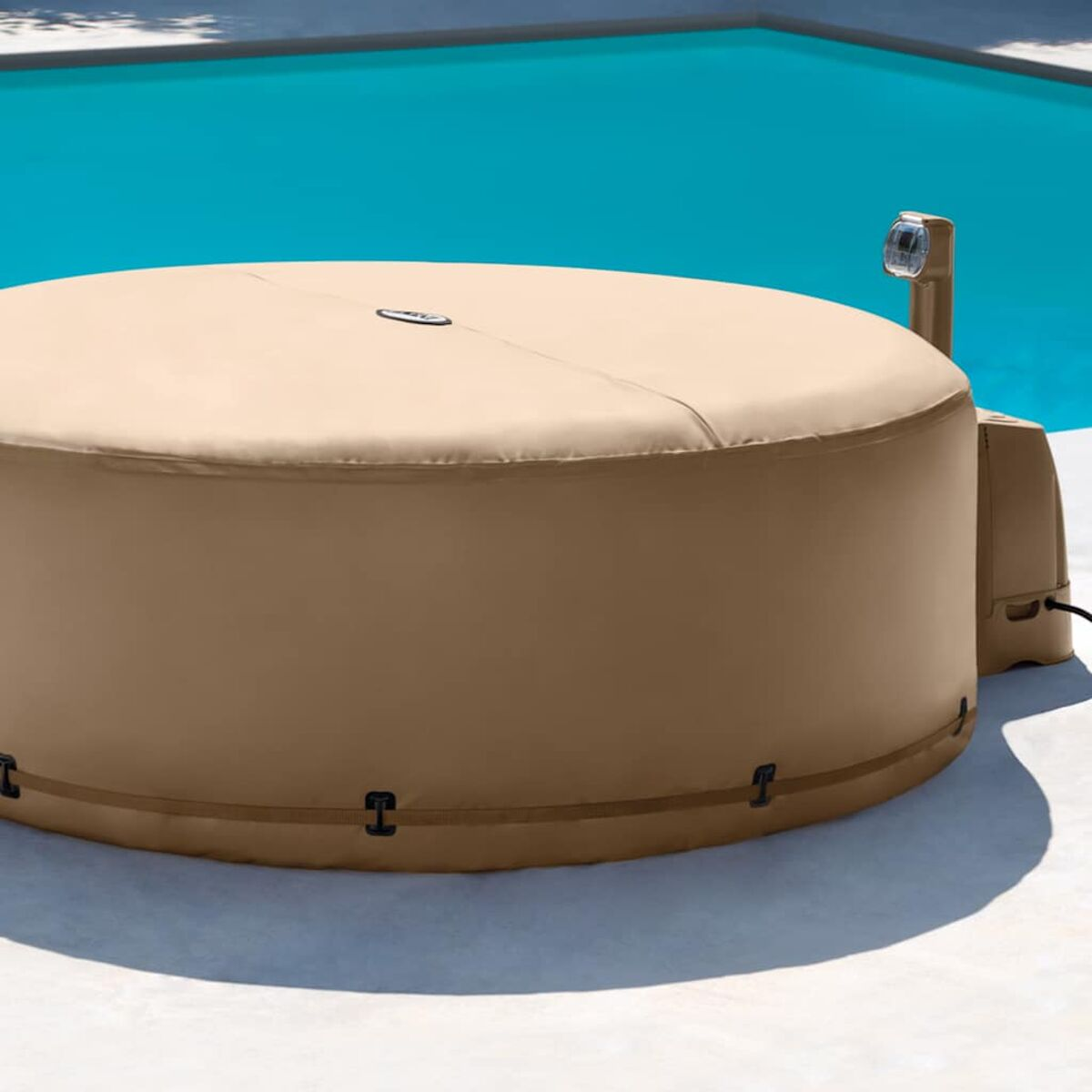 Aufblasbarer Whirlpool mit beigefarbenem Äußeren, in der Nähe eines Pools. Steuerung.