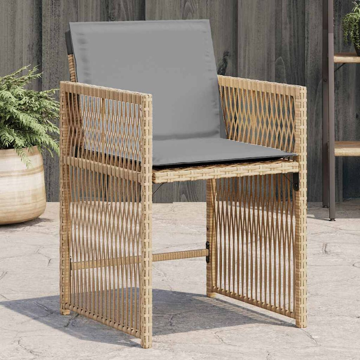 Sedia da esterno con cuscino grigio. La sedia ha una struttura marrone intrecciata.