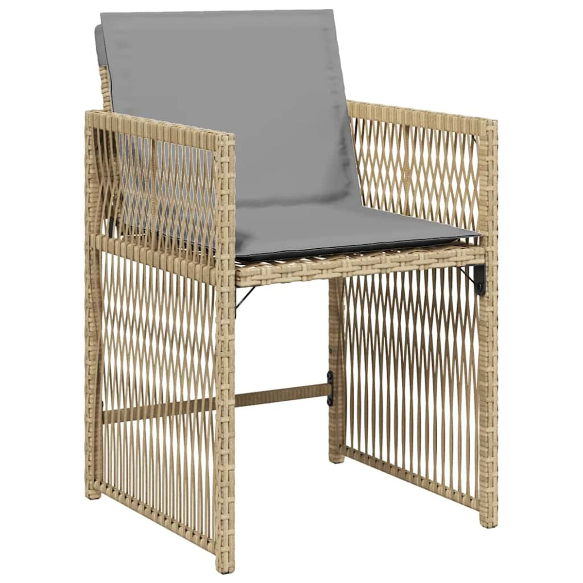 Sedia in vimini con cuscino grigio, su sfondo bianco.