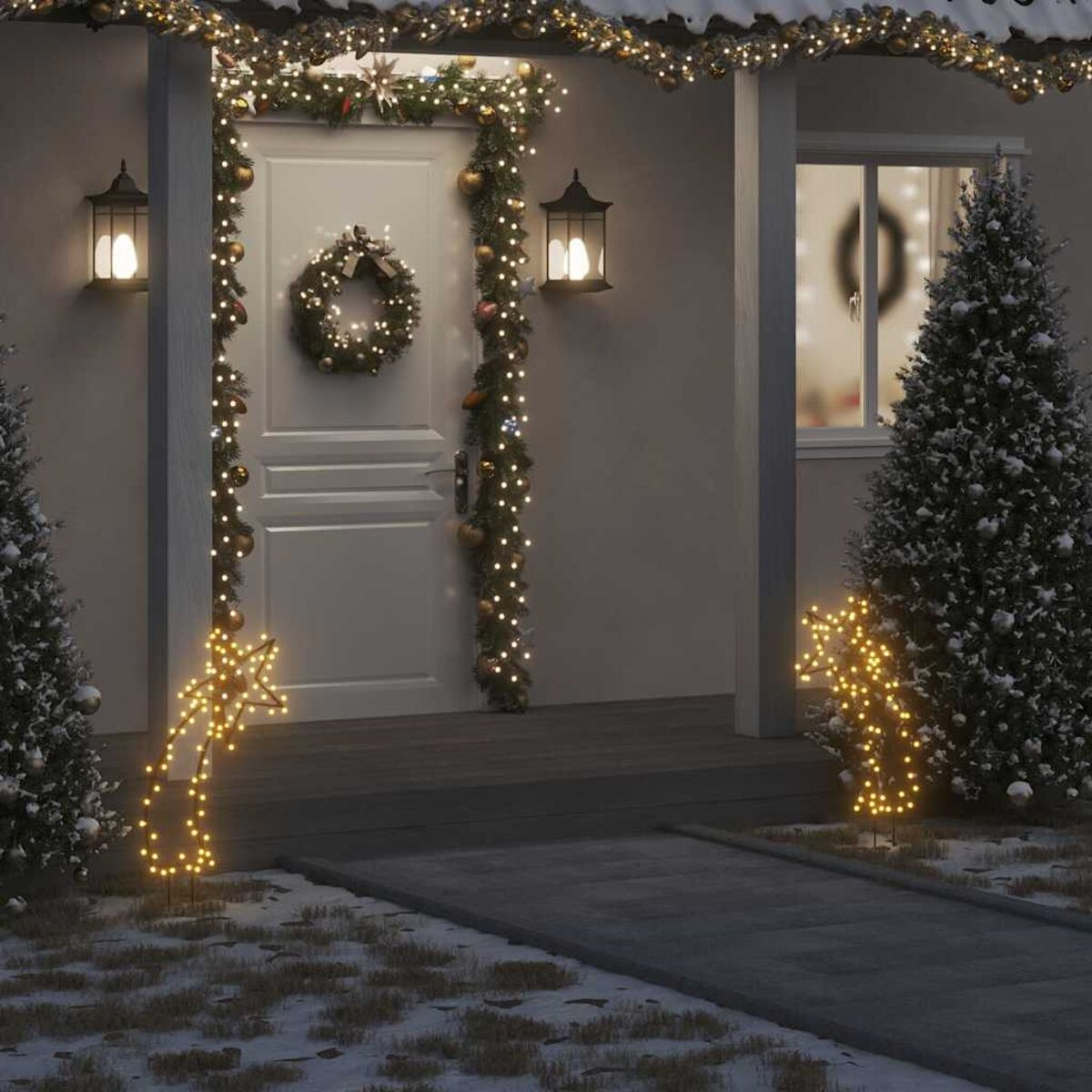 Weihnachtliche Außenszene mit Lichtern, Kränzen und Bäumen. Eine festliche Eingangstür ist sichtbar.