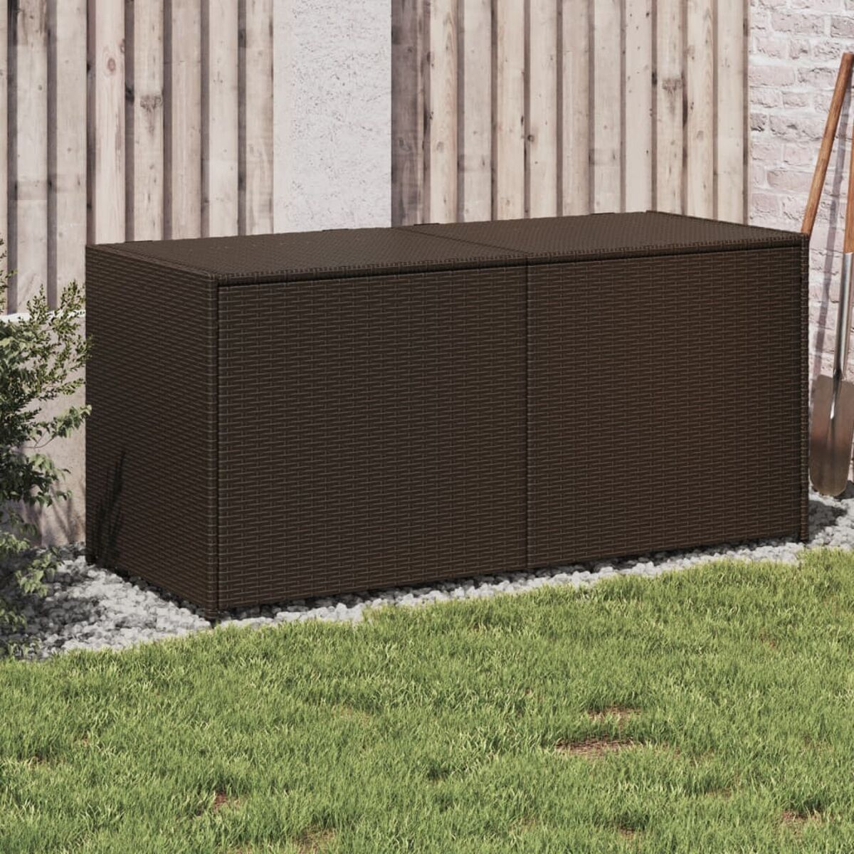 Braune Outdoor-Aufbewahrung aus Korbgeflecht. Es ist eine rechteckige Box mit zwei Türen. Es steht auf Gras.