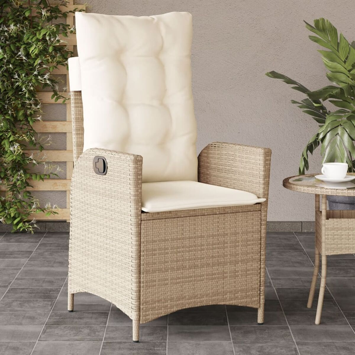 Korbstuhl mit Kissen. Beige Farbe, hoher Rücken, Armlehnen. Pflanze und kleiner Tisch im Hintergrund.