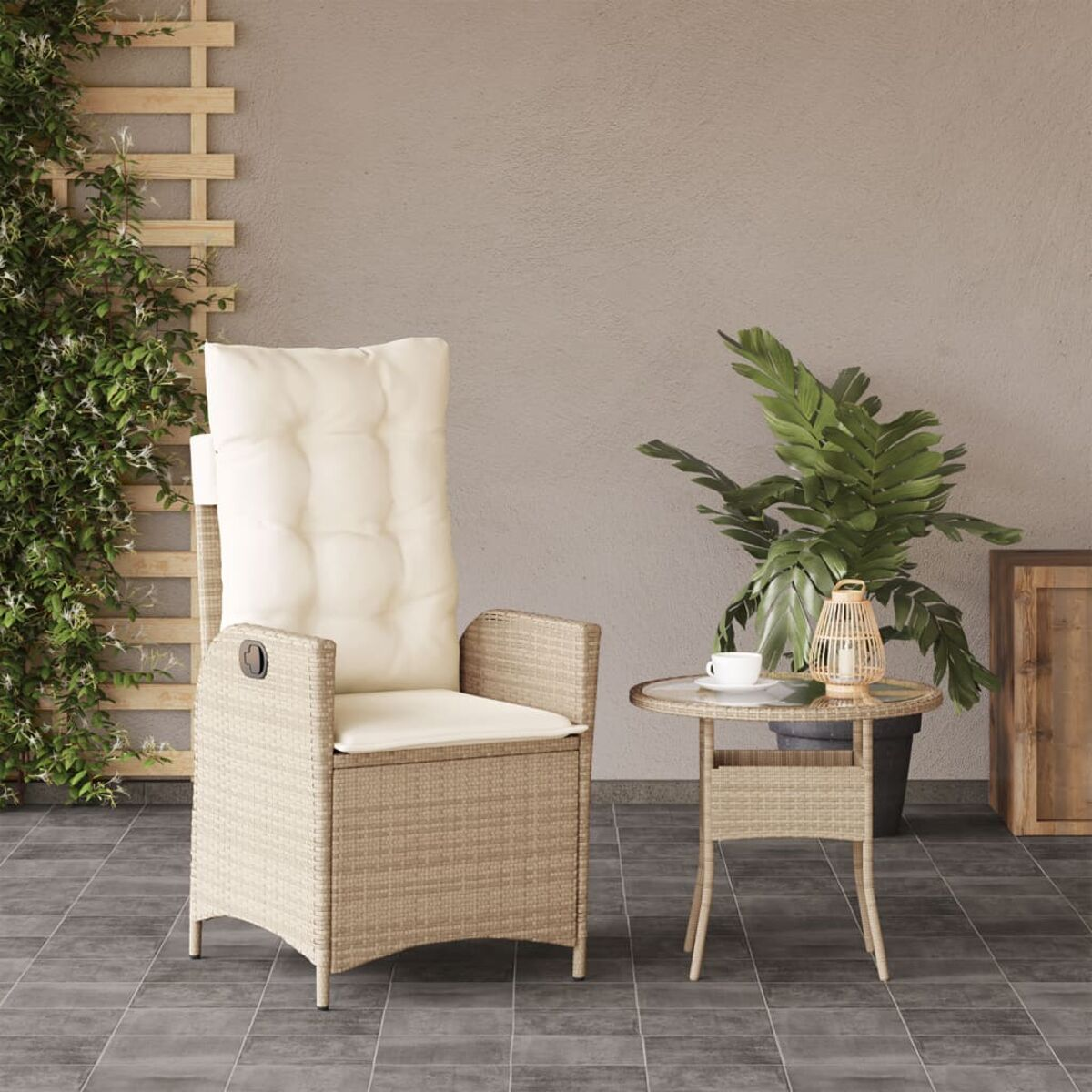 Ein Rattanstuhl und ein kleiner Tisch mit Pflanze und Deko auf einer Terrasse. Die Wand ist beige.