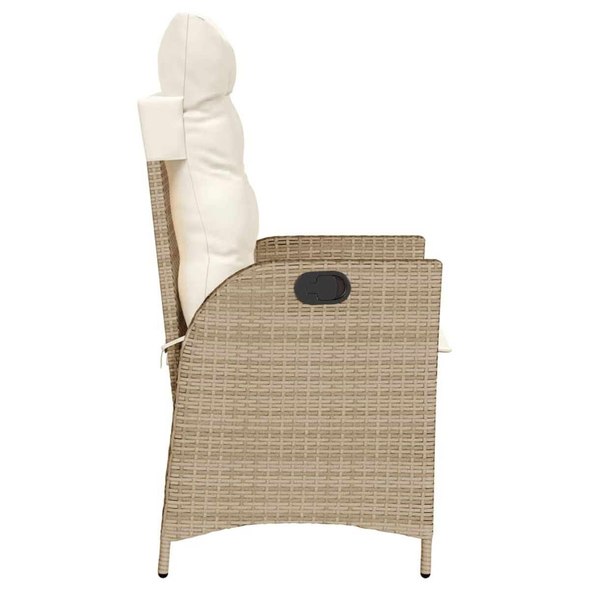 Beiger Rattanstuhl mit beigem Kissen, zurückgelehnt. Der Stuhl hat einen schwarzen Hebel.