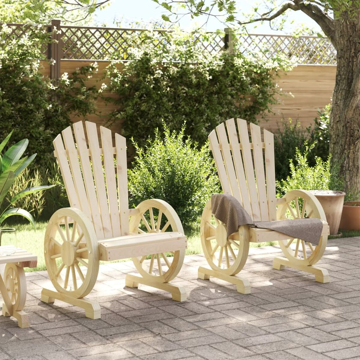 Zwei Holzstühle mit Wagenrad-Design auf Ziegelterrasse mit Grün.