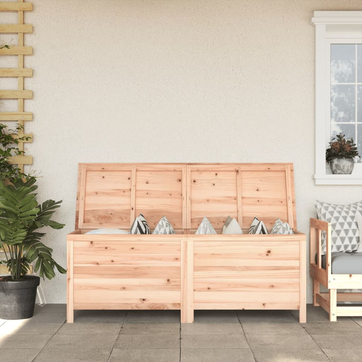 Holz-Aufbewahrungsbank mit geöffneten Deckeln. Weiße Kissen und Hintergrund.