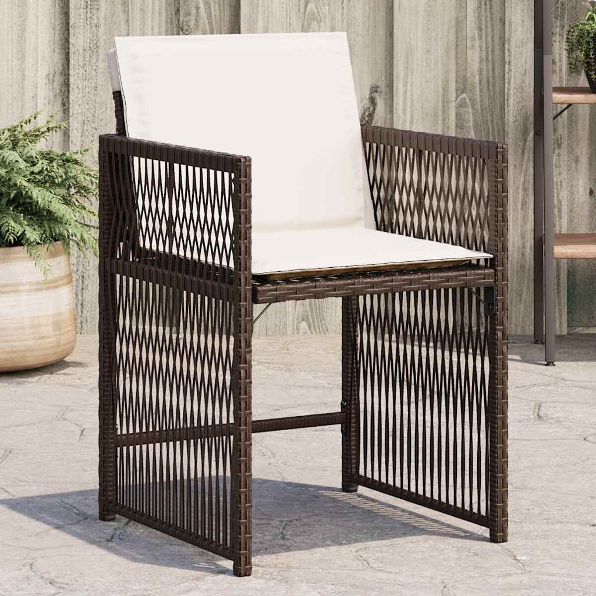 Sedia da esterno con telaio marrone intrecciato e cuscino bianco. Design moderno e minimalista.