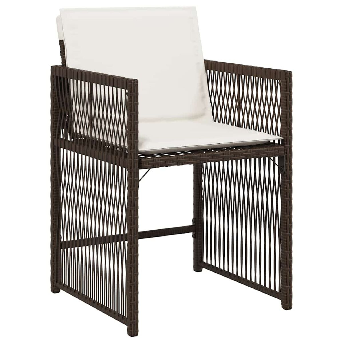 Sedia in vimini marrone con cuscino bianco. Presenta un design intrecciato.