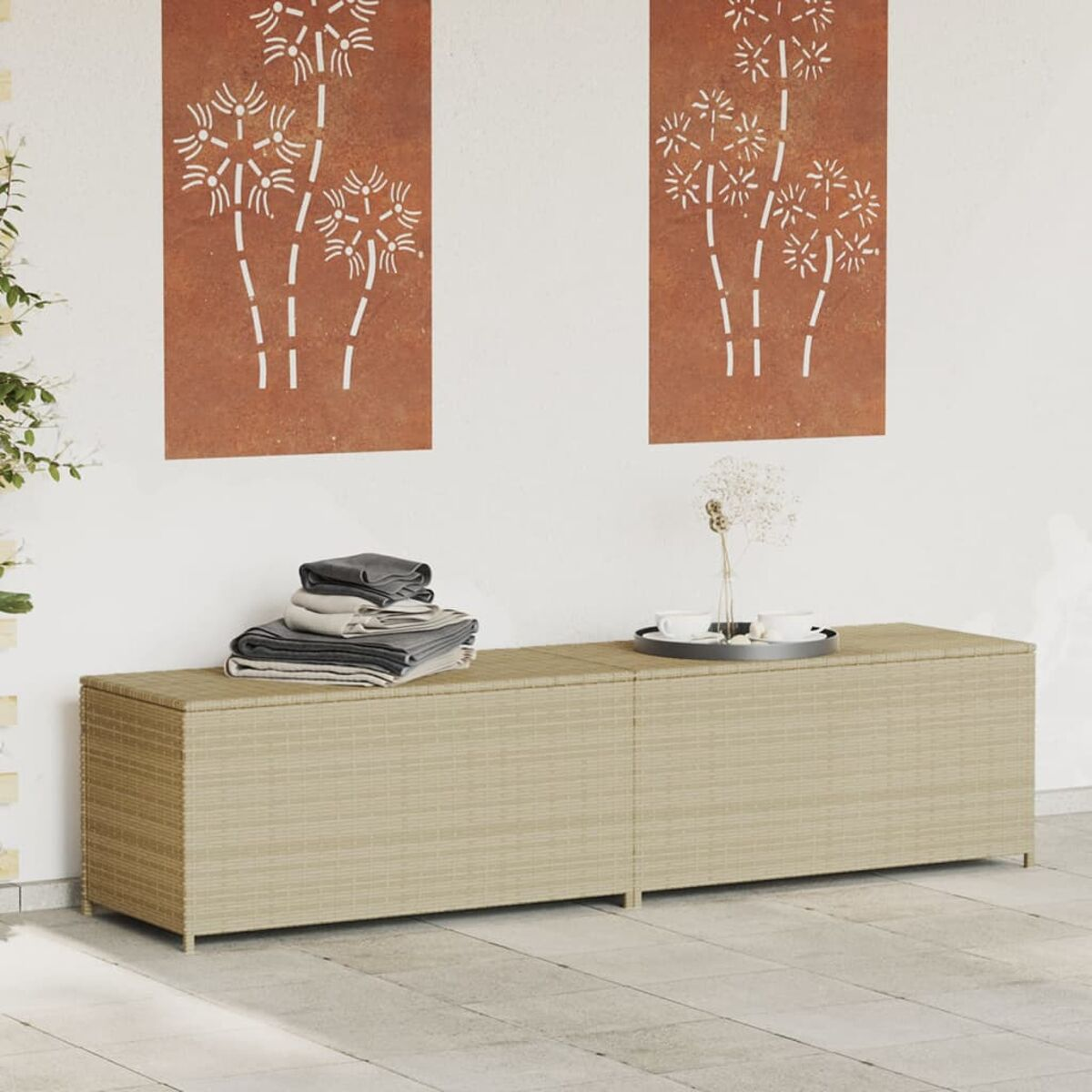 Outdoor-Aufbewahrungsbank mit gewebtem beigem Material, zwei Paneele mit Bambus-Kunst.