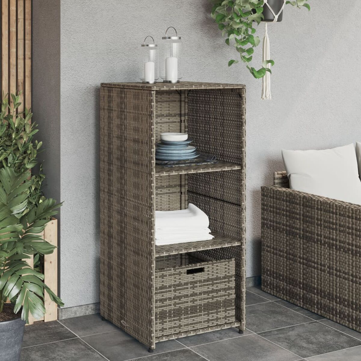 Rattan-Schrank mit drei Regalen und einem Korb. Graue Farbe.