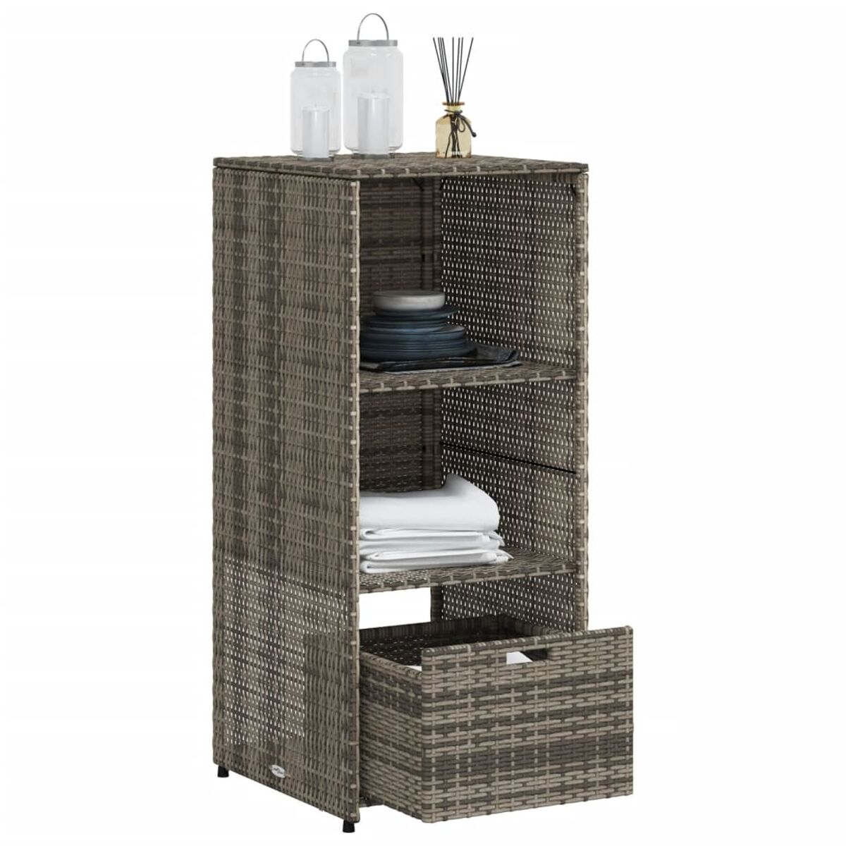 Ein grauer Korb-Schrank mit Regalen und einer Schublade. Zwei Gläser und ein Schilf-Diffusor oben.