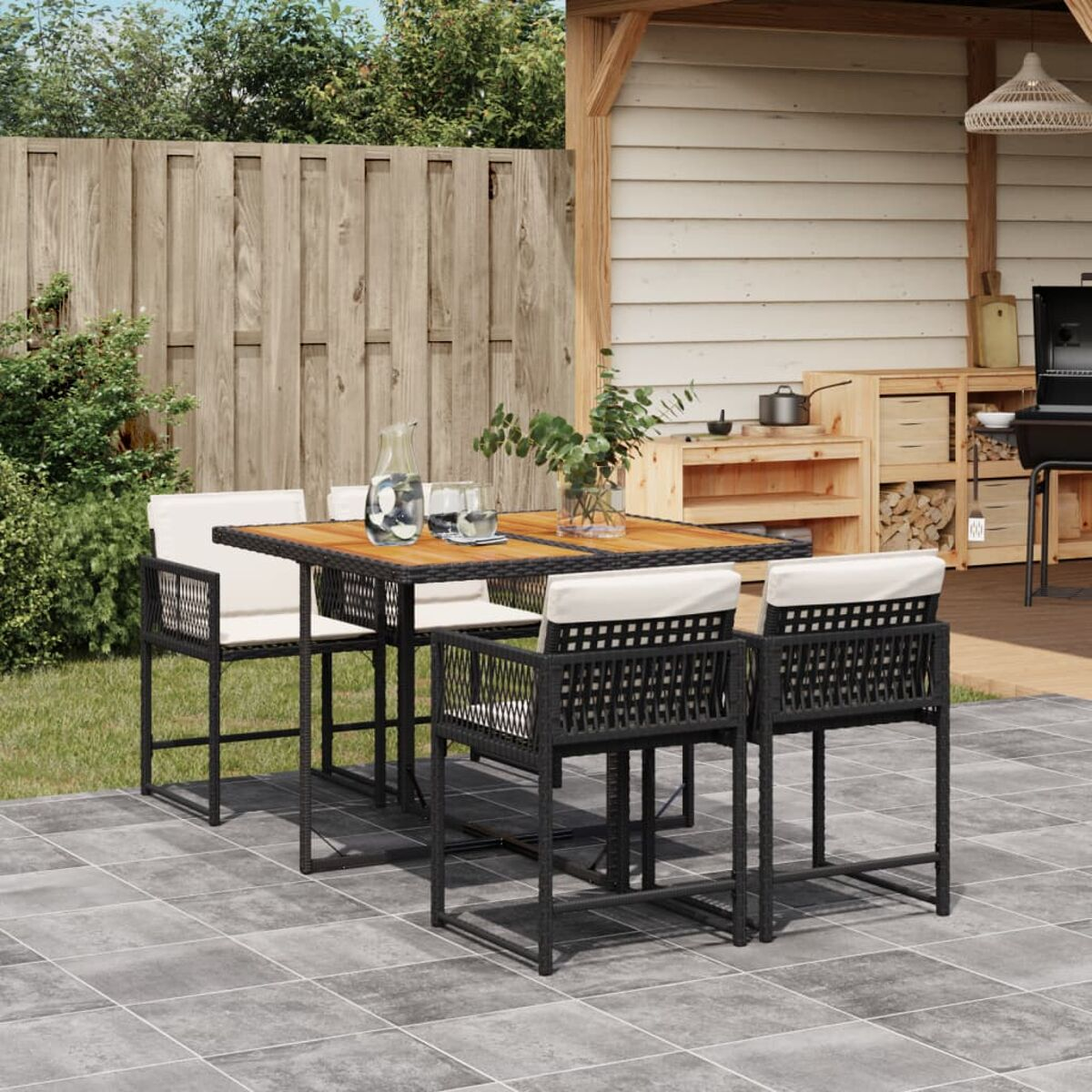 Essgruppe im Freien mit Tisch und Stühlen. Das Set umfasst einen Tisch und Stühle auf einer Terrasse.