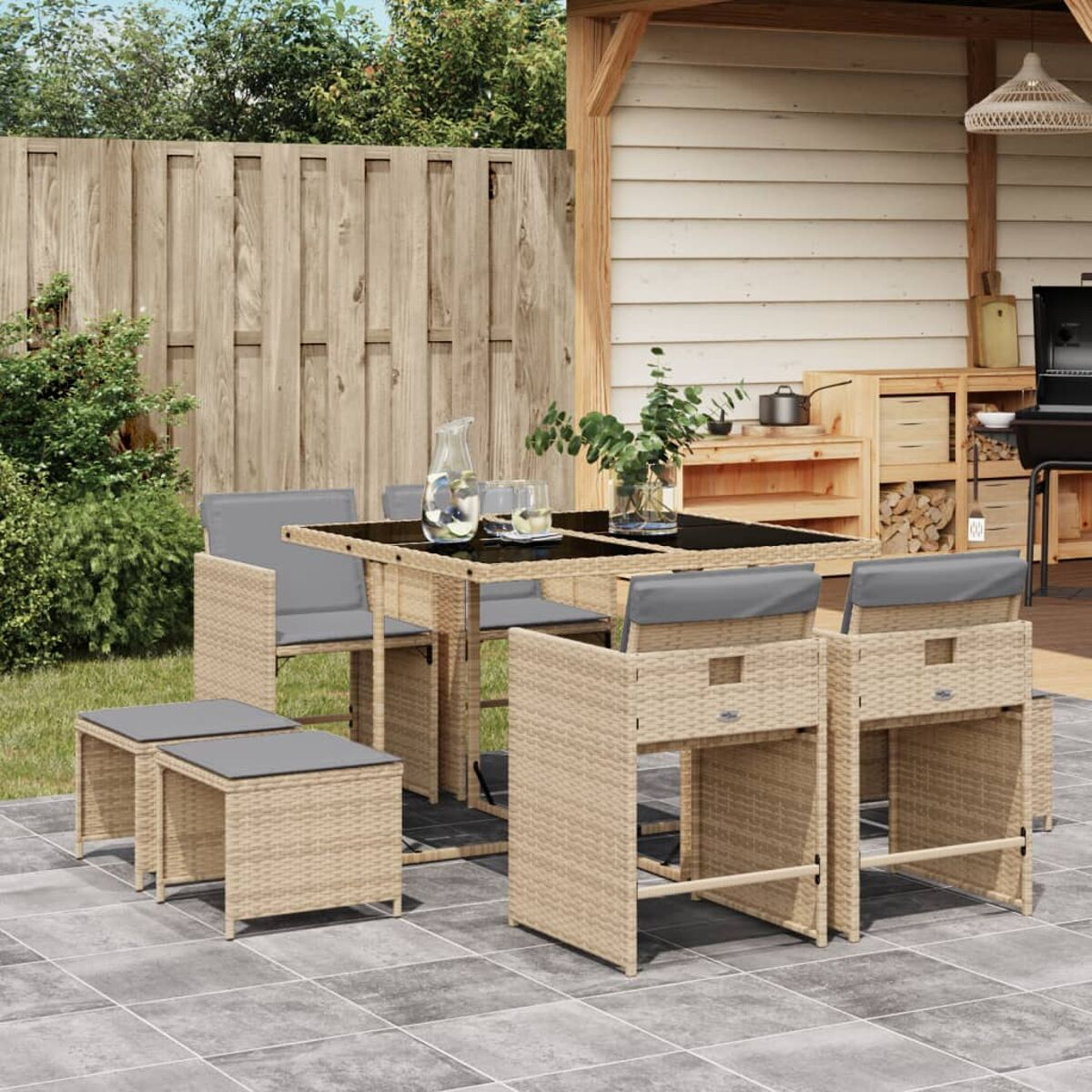 Set da patio in rattan beige con tavolo, sei sedie e due poggiapiedi. Esterno con sfondo in legno.