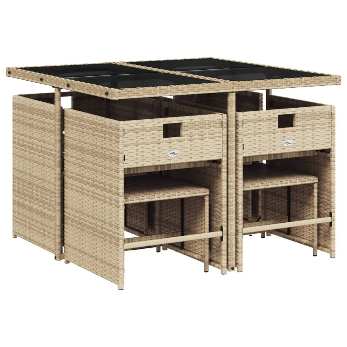 Set da tavolo per esterni con quattro sedie. Rattan intrecciato e vetro. Colore beige. Sfondo bianco.