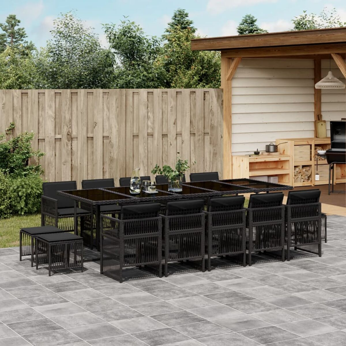 Essgruppe im Freien mit schwarzen Stühlen und Tisch. Schwarze Möbel auf einer Terrasse.