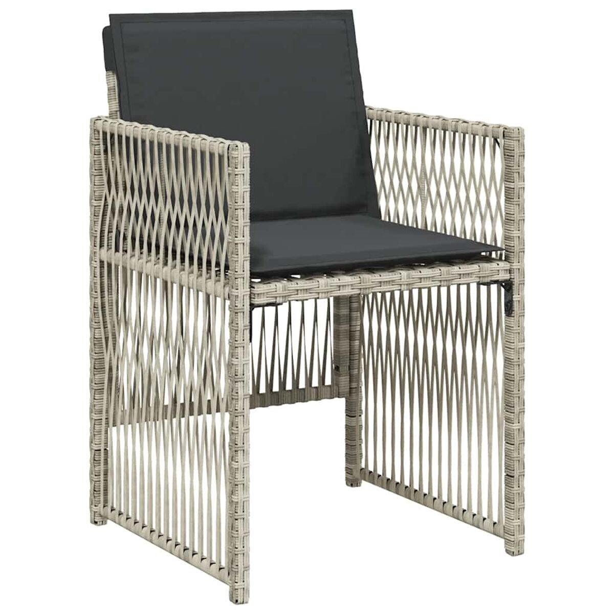 Sedia in vimini con cuscino grigio e braccioli. Struttura in vimini grigio chiaro.