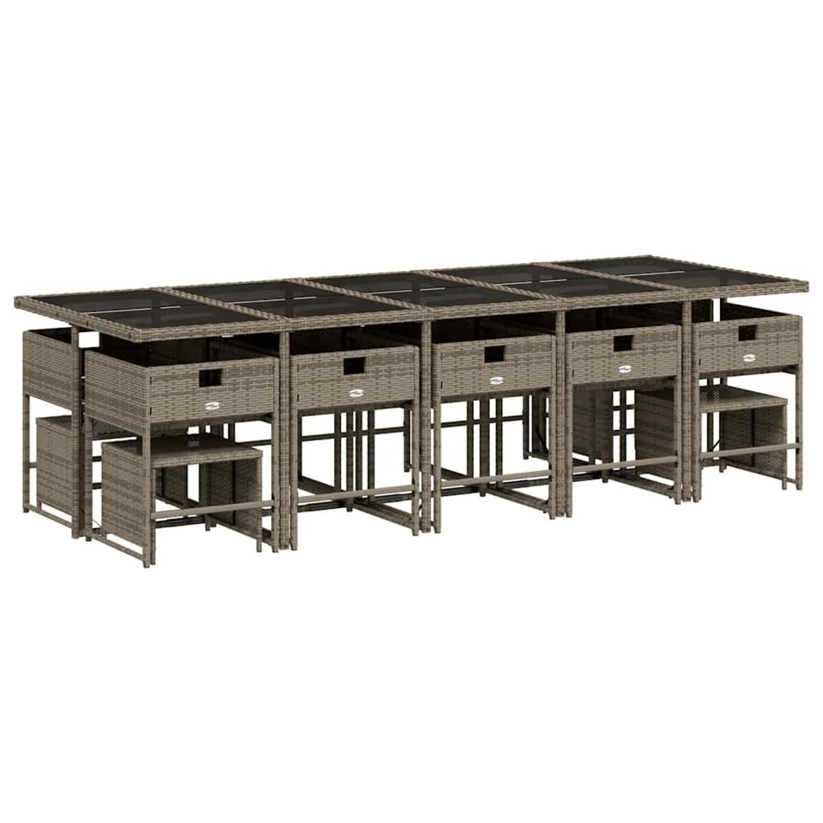 Essgruppe im Freien mit einem langen Tisch und Stühlen, mit einer Holzpergola und Grün im Hintergrund.