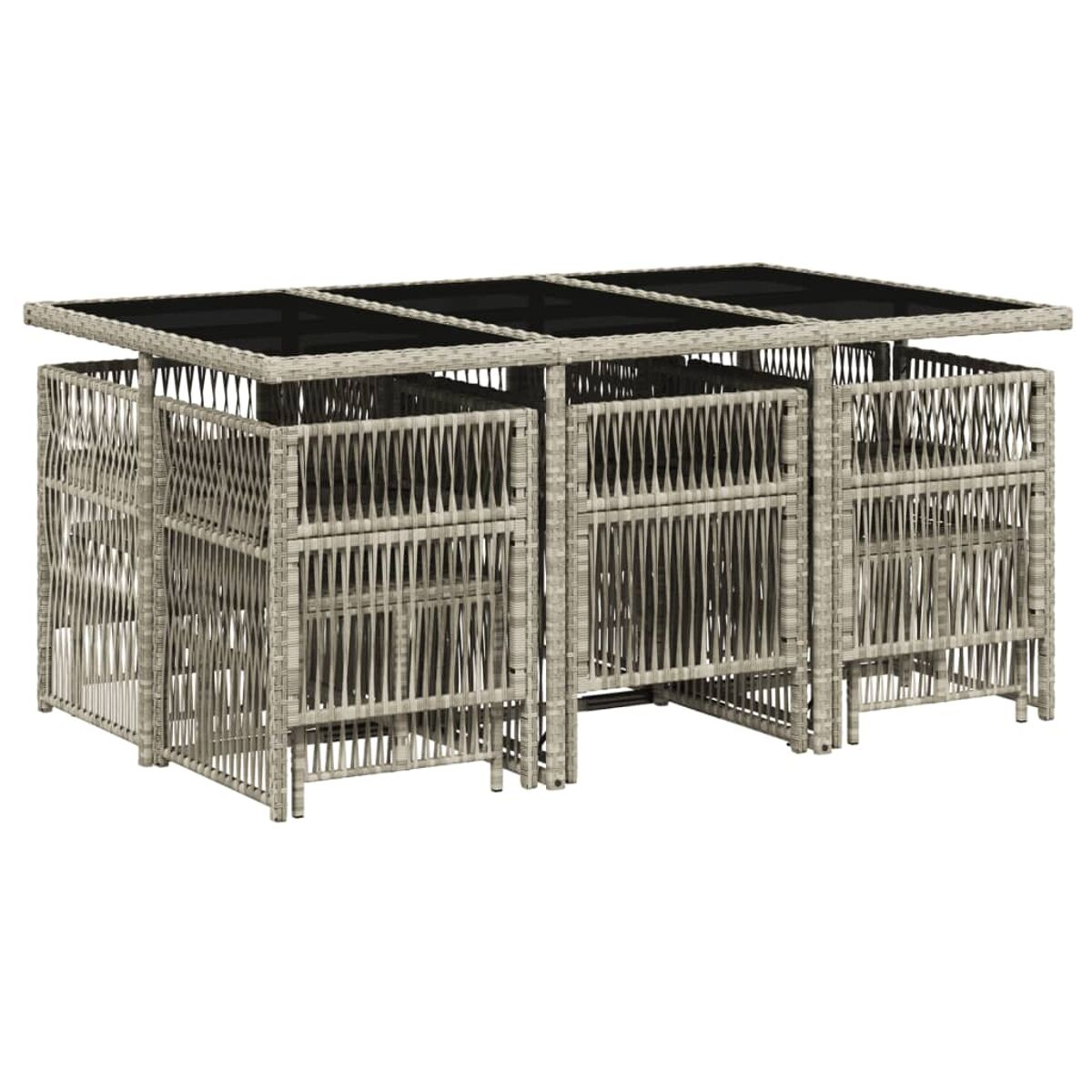 Un set di tavolo e sedie in materiale intrecciato chiaro, predisposto per l'uso all'aperto.