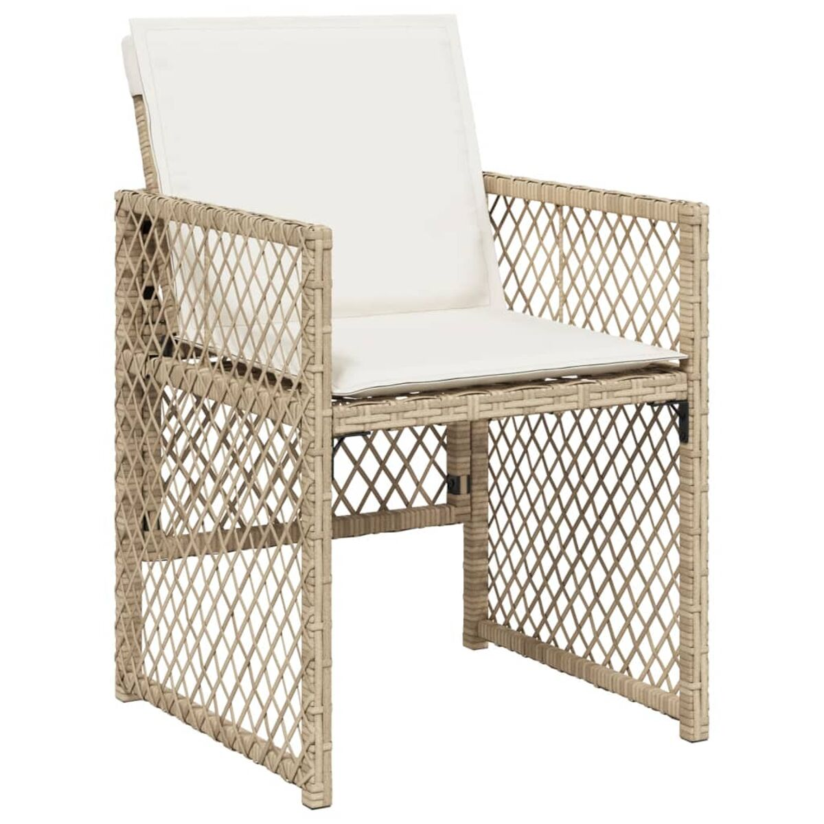 Stuhl im Rattan-Stil mit weißem Kissen. Der Stuhl hat ein Gittermuster an den Seiten.